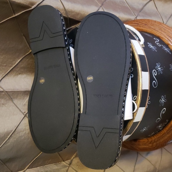 NWOT- Vince Camuto ‘Cooliann’ Studded Leather Toe Loop Sandal - Picture 10 of 10